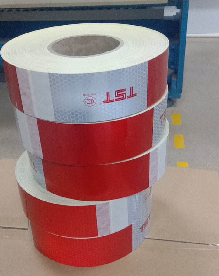 車(chē)身反光標(biāo)識(shí).jpg 車(chē)身反光標(biāo)識(shí).jpg